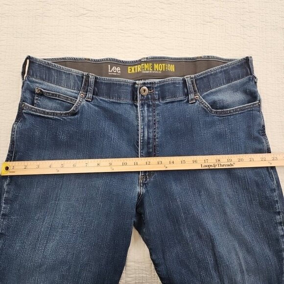 Lee Jeans Men's 42x30 Extreme Motion Tapered Leg Medium Wash Straight Fit EUC - Picture 5 of 16
